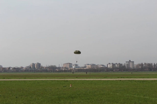  Landung mit Rundfallschirm 