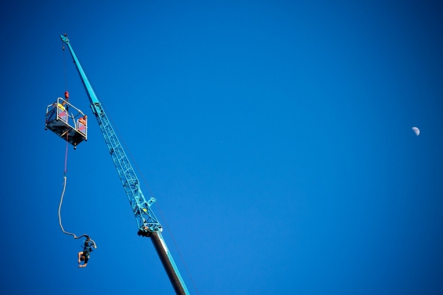  Bungee saltando