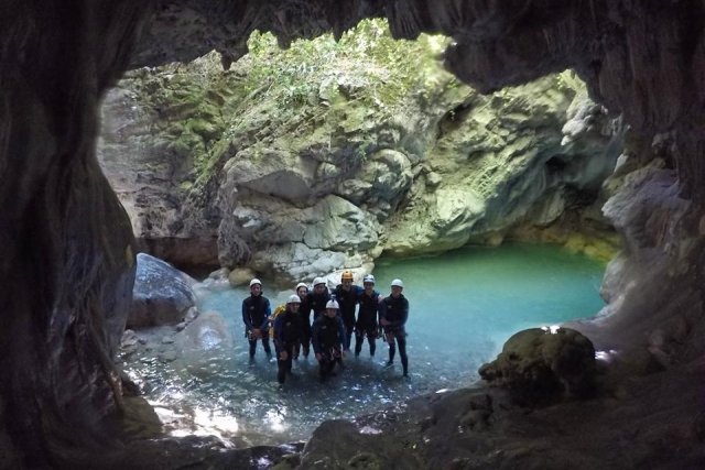 Canyoning le long des grottes