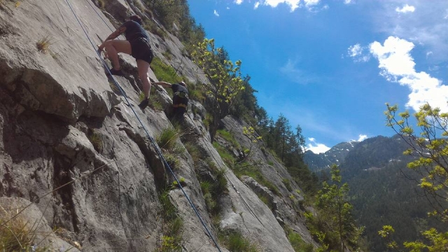  Al trepar el muro 