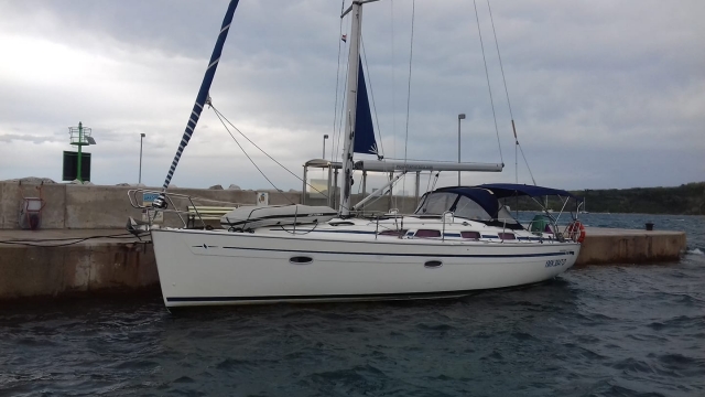  boat in port 