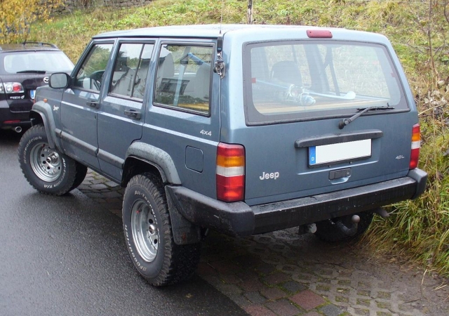 e-19665686-1024px-jeep-cherokee-sport-414800730748684.0_l_4x4_heck.jpg