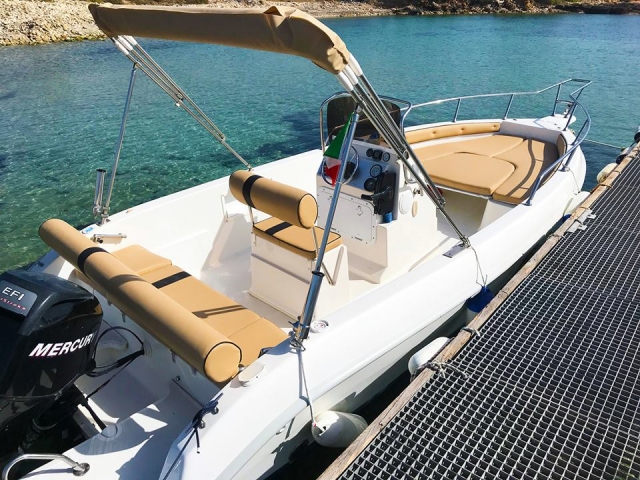 una barca per scoprire la costa
