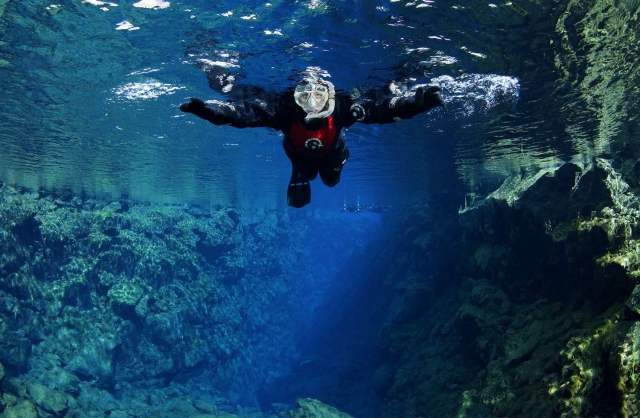 Snorkelling_in_Silfra_Iceland.jpg