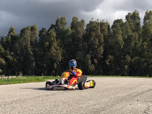  沥青路面上的车手 