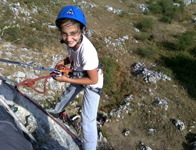 Bimba si arrampica