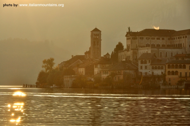  Insel San Giulio im Sonnenuntergang_ Ortasee_Italien 