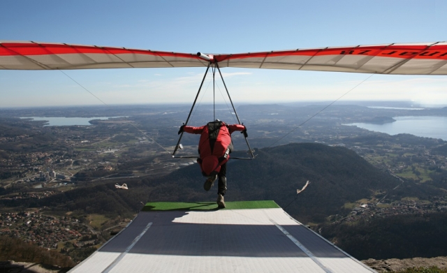 Departing hang-gliding 