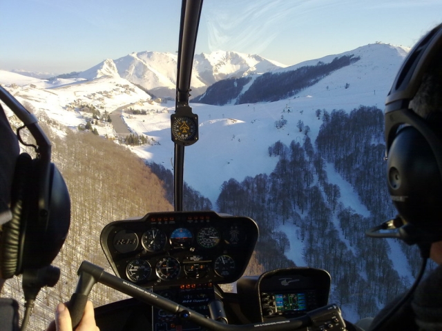 Sorvolando le montagne innevate