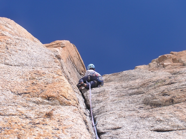 Klettern auf Fels in Riss 