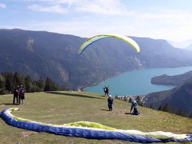 fare parapendio sul lago è davvero incredibile