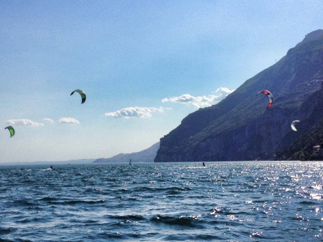  kitesurfing no lago Garda 