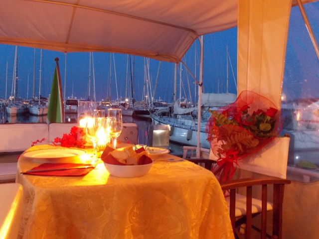 Tavola romantica con mazzo di fiori