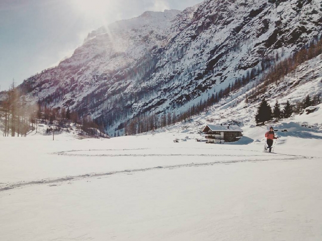  Walking with snowshoes 