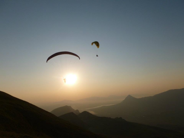  Paragliding 