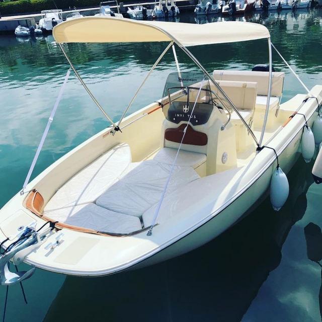 Boot zur Vermietung bereit 