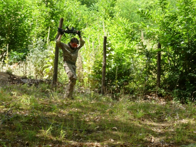 Un giocatore del Team colpito dalla squadra avversaria si allontana dall'area di gioco attiva