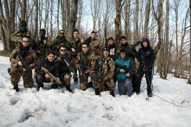 Foto di gruppo con ospiti post partita innevata