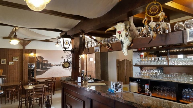  Western saloon 
