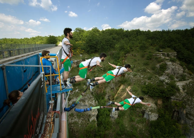Salta con le braccia aperte