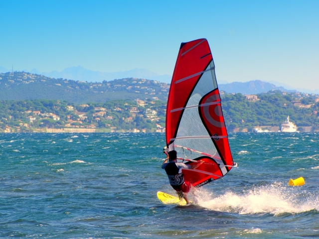  Windsurfing on the waves