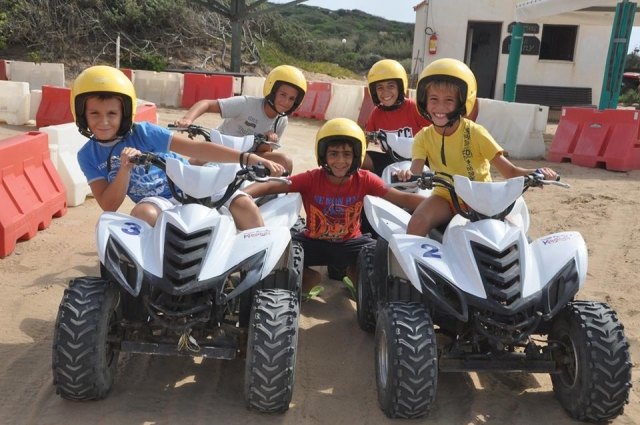  Une équipe de mini pilotes quad 