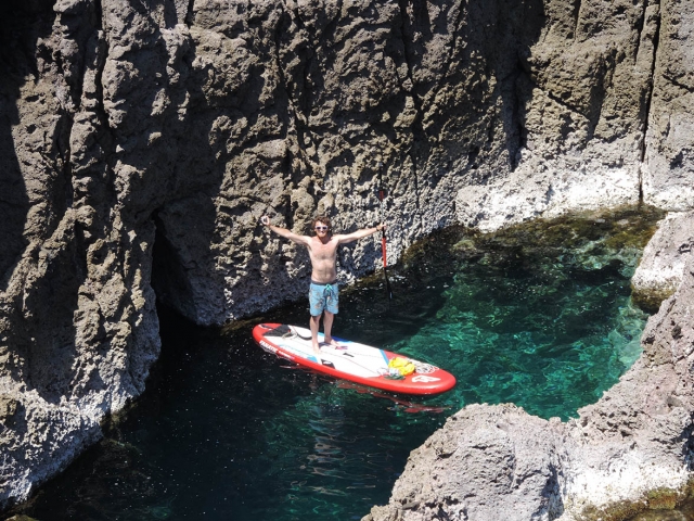  悬浮在冲浪板上 