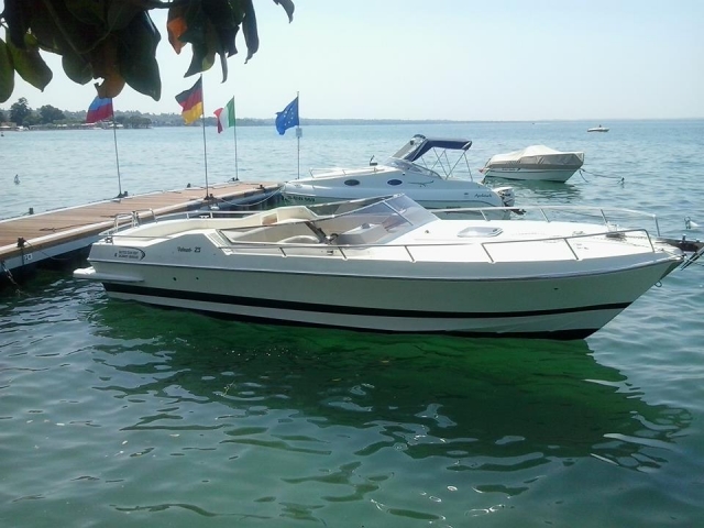 Motoscafo nell'ormeggio