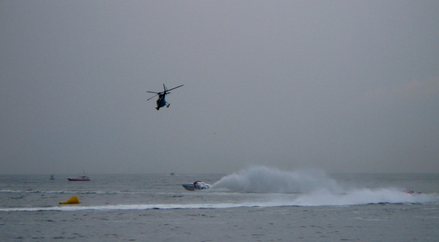 elicottero sull'acqua