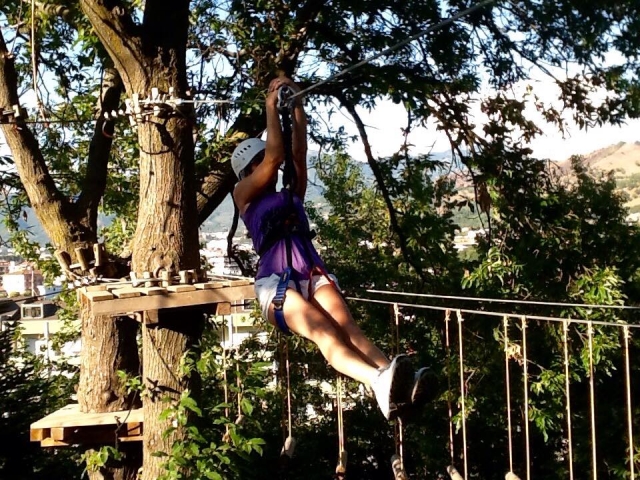 lanciandosi senza paura