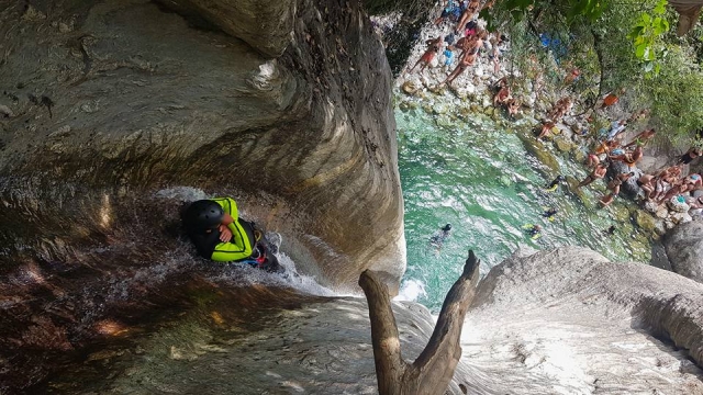  In den Felsen rutschen 