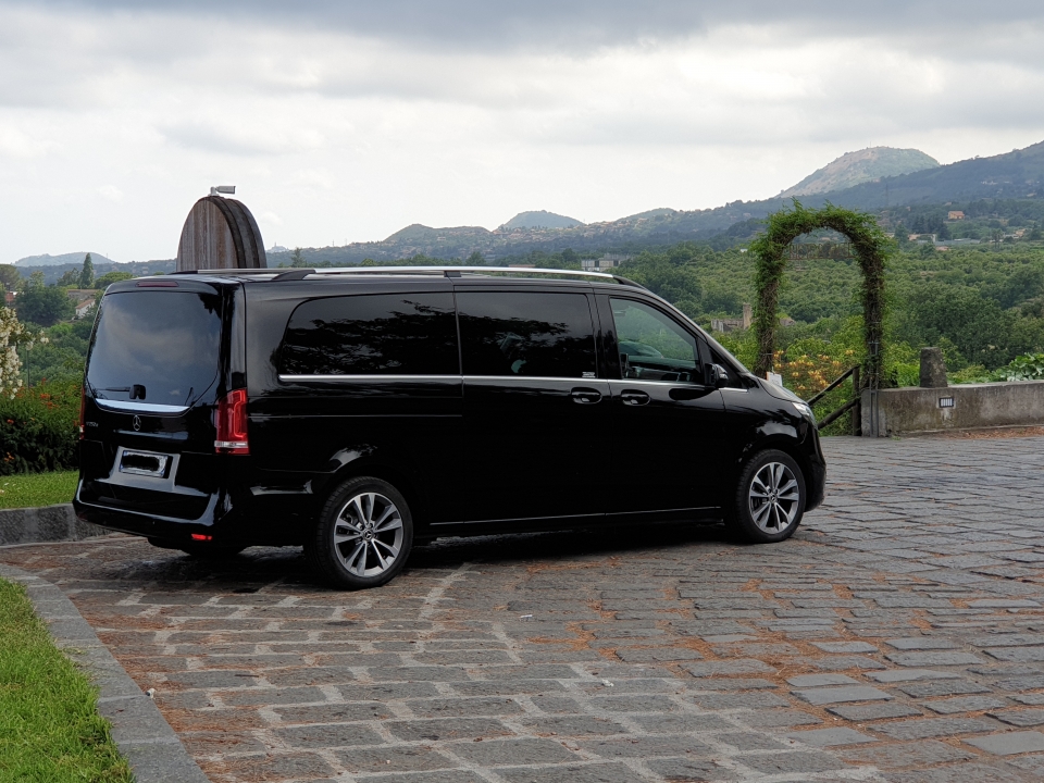  Fourgon garé prêt à louer 