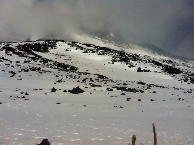 Il contrasto tra neve e deserti lavici