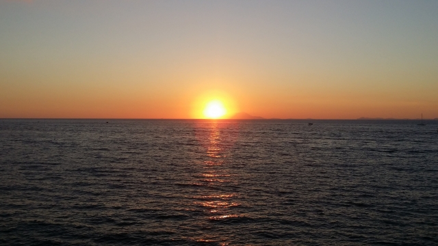  海上日落。
