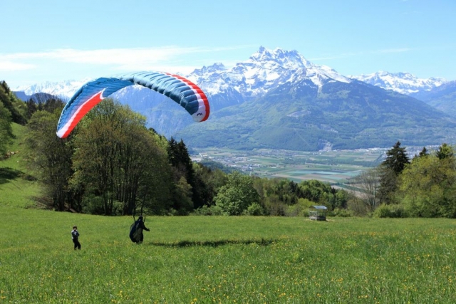 Parapendio in fase di gonfiaggio 