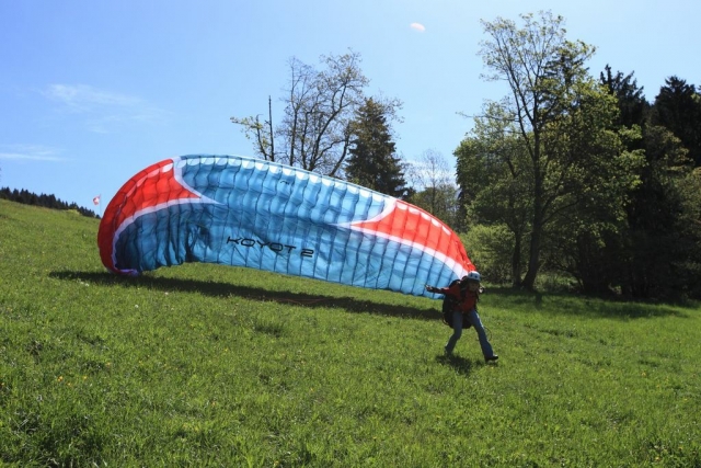 Parapendio in fase di gonfiaggio 