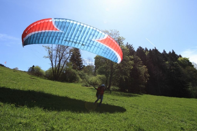 Parapendio in fase di gonfiaggio 