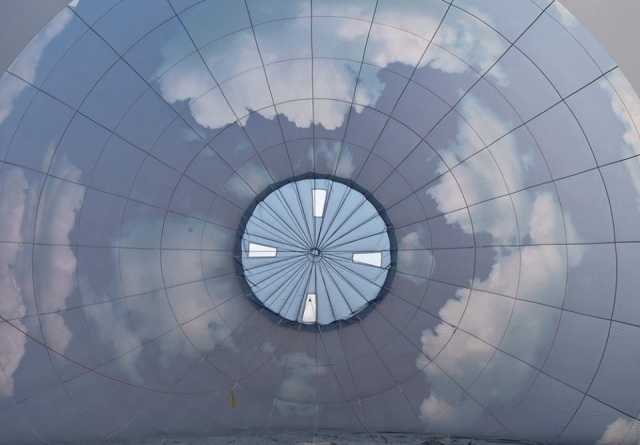 Der Himmel spiegelt sich im Heißluftballon 