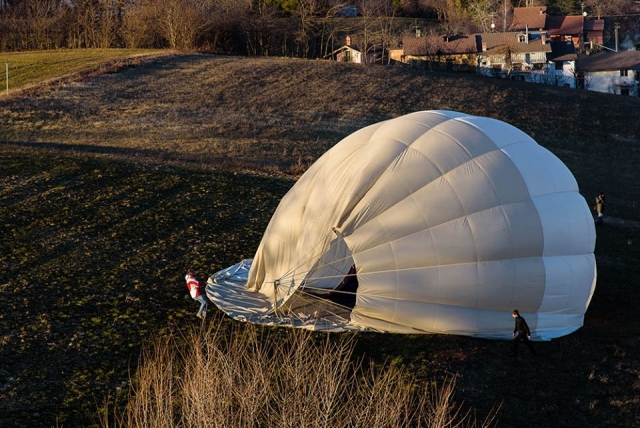  Heißluftballon am Boden 