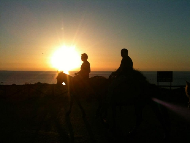 Sulla spiaggia al tramonto