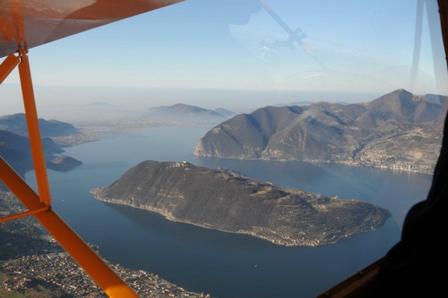  voando no lago Iseo em motor veivolo 