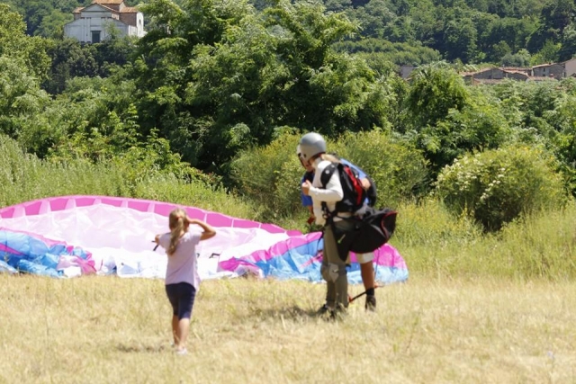 Bambini e parapendii