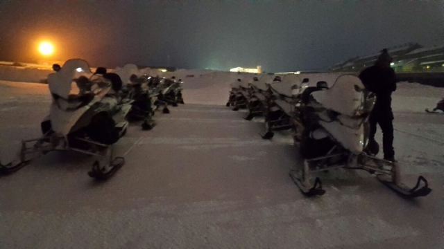  夜间雪地摩托 