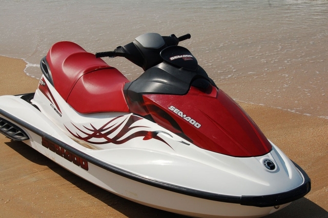  Jet skis rouge et blanc