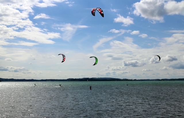  Kitesurfen im Wasser 