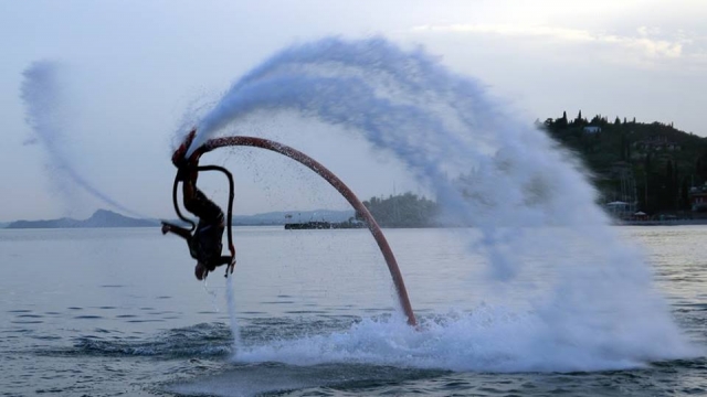  Akrobatik im Flyboard 