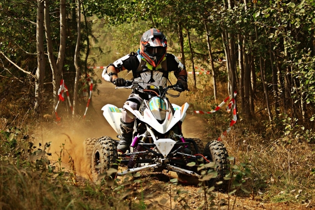  con el quad en el medio de la naturaleza 