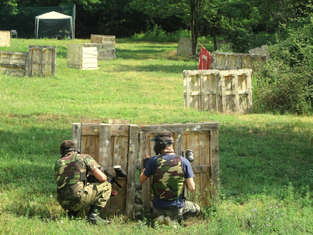 Due ragazzi giocando al paintball
