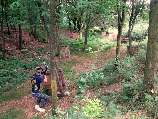 Ragazzo nascosto mentre gioca al paintball
