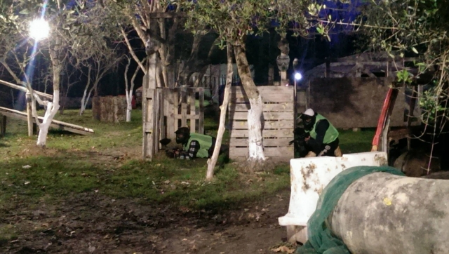 Participanti giocando al paintball pure di notte